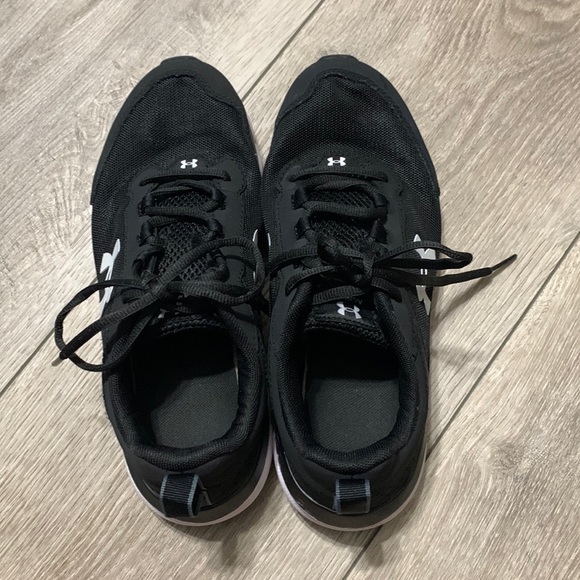 boys under armour tennis shoes